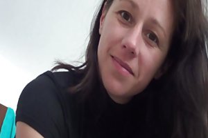 Ung brunette suger kuk og knuller med bibliotek direktør