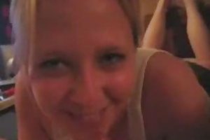 En fyr med en vakker ung jente utforske nye sex stillinger