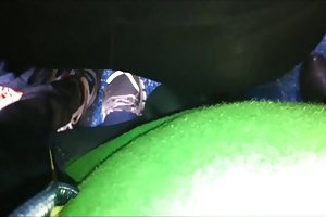 Modne brunette suger big penis unge elskeren