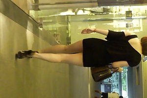 Brunette en kuk mellom hennes boller massasje