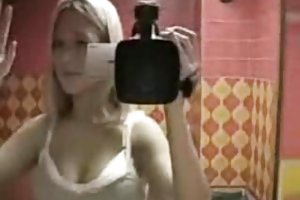 Tatiana sitter i tunet