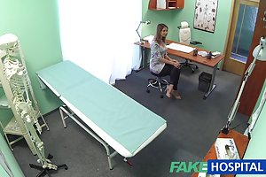 Ung jente med hårete fitte gjør smush-smush med sin kjæreste i leiligheten