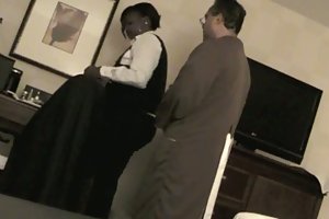 Ung dame i en rød nightgown lidenskapelig har sex med casting agent