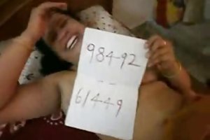 Lidenskapelig brunette er ha sex med en ung mann på casting