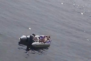 Ung kvinne knuller gutter på utkastet til styret