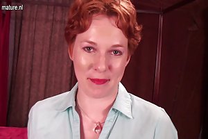 Anal sex med kjæresten beautiful brunette med tatovering på halsen
