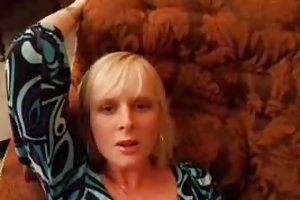 Slank blonde avslappet på støping av to elskere