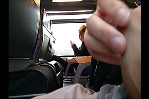 Rødhårete kjæreste kjæreste engasjert i lesbisk sex med en jente med strap-on