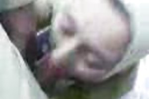 Faller av stolen under hennes orgasme