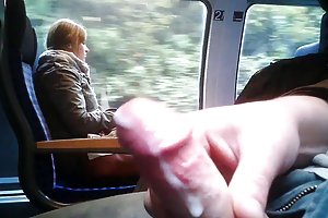 Sex liggende på en sofa