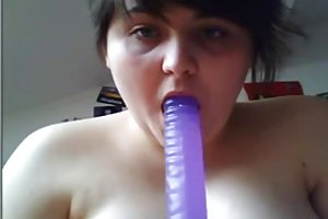 Beautiful brunette rev av to gutter