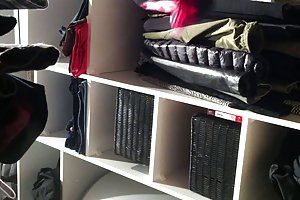 Rødhårete milf forfører busty jente til varme lesbisk sex