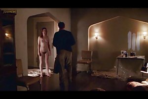 Gruppe sex fyr med to venninner på badet