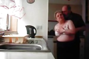 Unge blonde dans striptease for hennes kjæreste, og blir knulla i forskjellige positurer