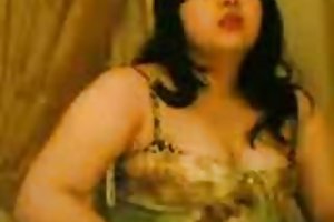 Fat lady spiller med yngre venner gruppe sex