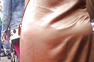 Brunette forfører slank kitty på deg rollen som en elskerinne beroligende nuru-massasje