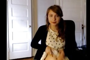 Modne babe gjør en fyr en blowjob og massasje