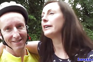 Slank blondine er engasjert med sjefen anal sex,