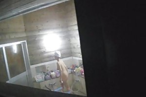 Vakker jente som sitter på et stort apparat negra