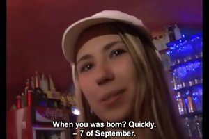 Kjent gutta cum i munnen hennes brunette med utspekulert øyne