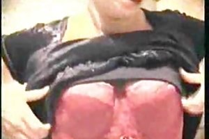 Busty og mørkhåret bimbo på sin første støping